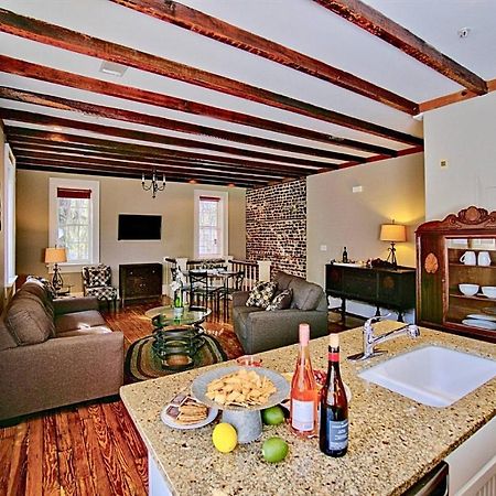 Comfy Carriage House Steps From The River Savannah Bagian luar foto