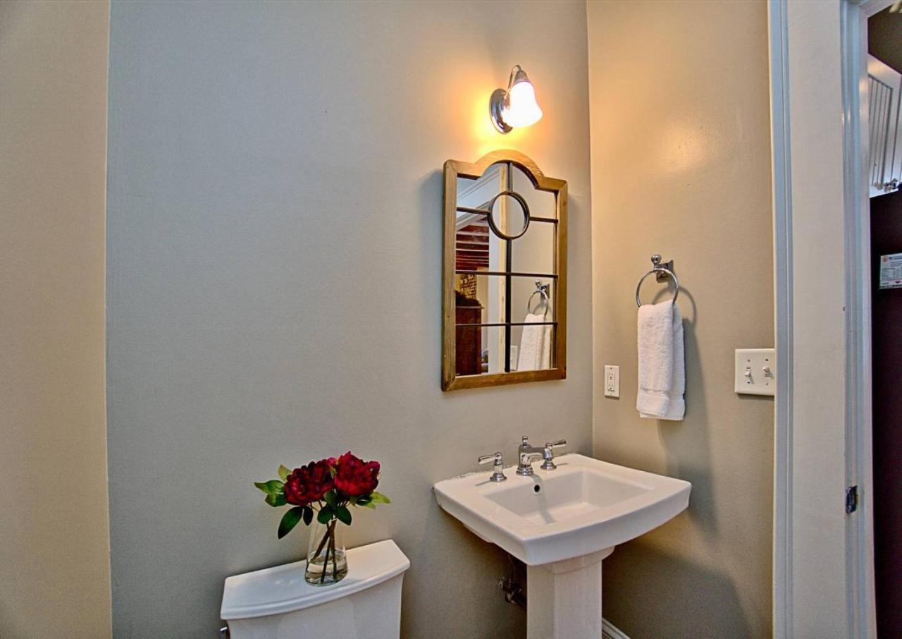 Comfy Carriage House Steps From The River Savannah Bagian luar foto
