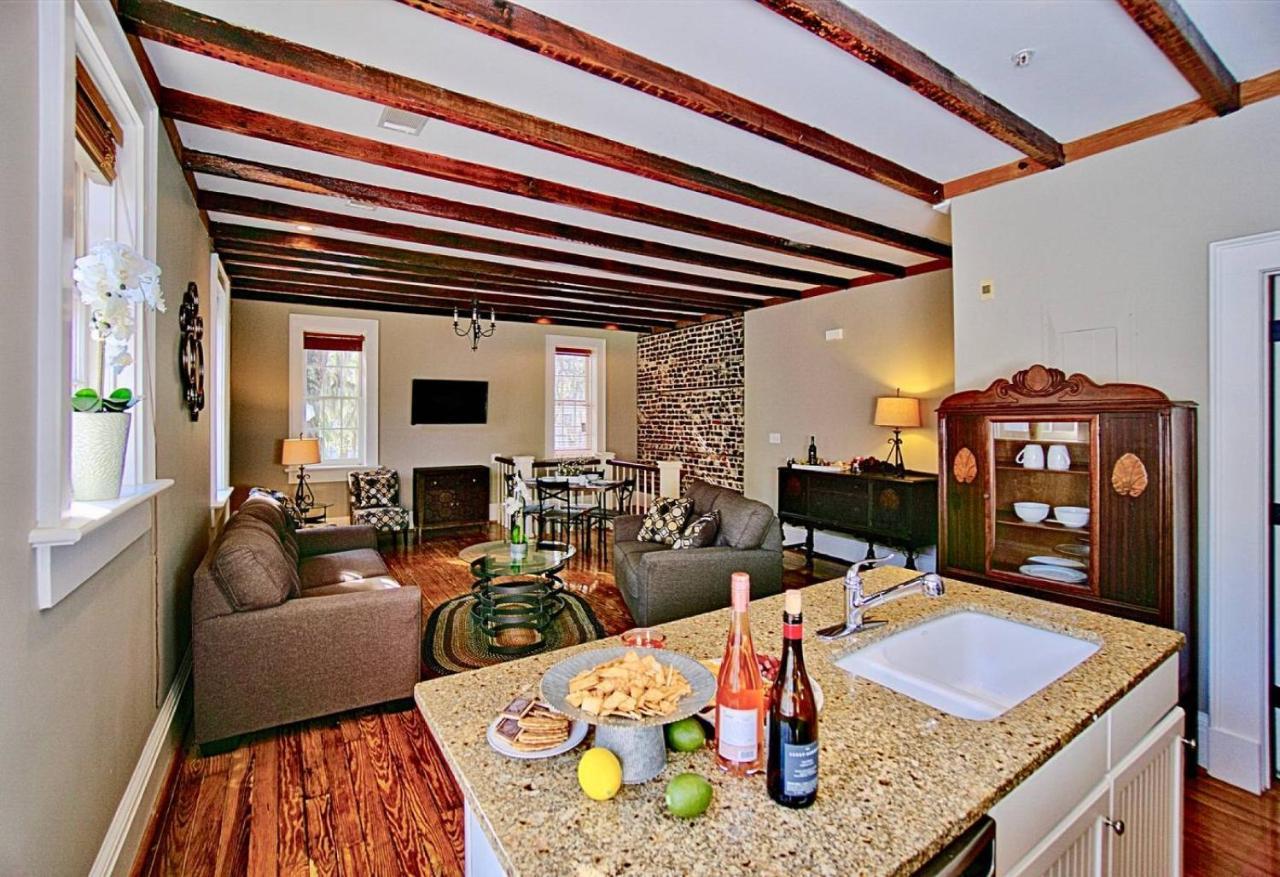 Comfy Carriage House Steps From The River Savannah Bagian luar foto