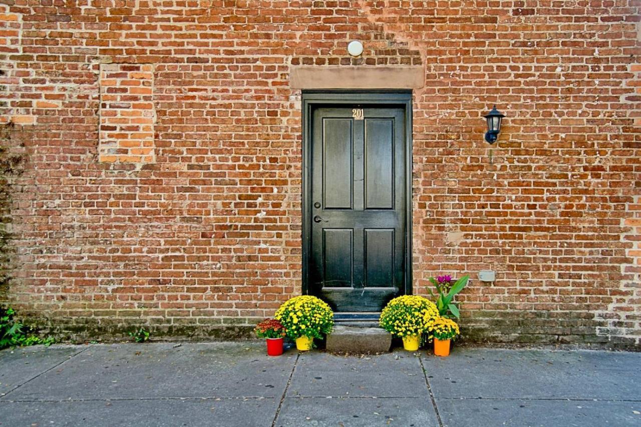 Comfy Carriage House Steps From The River Savannah Bagian luar foto