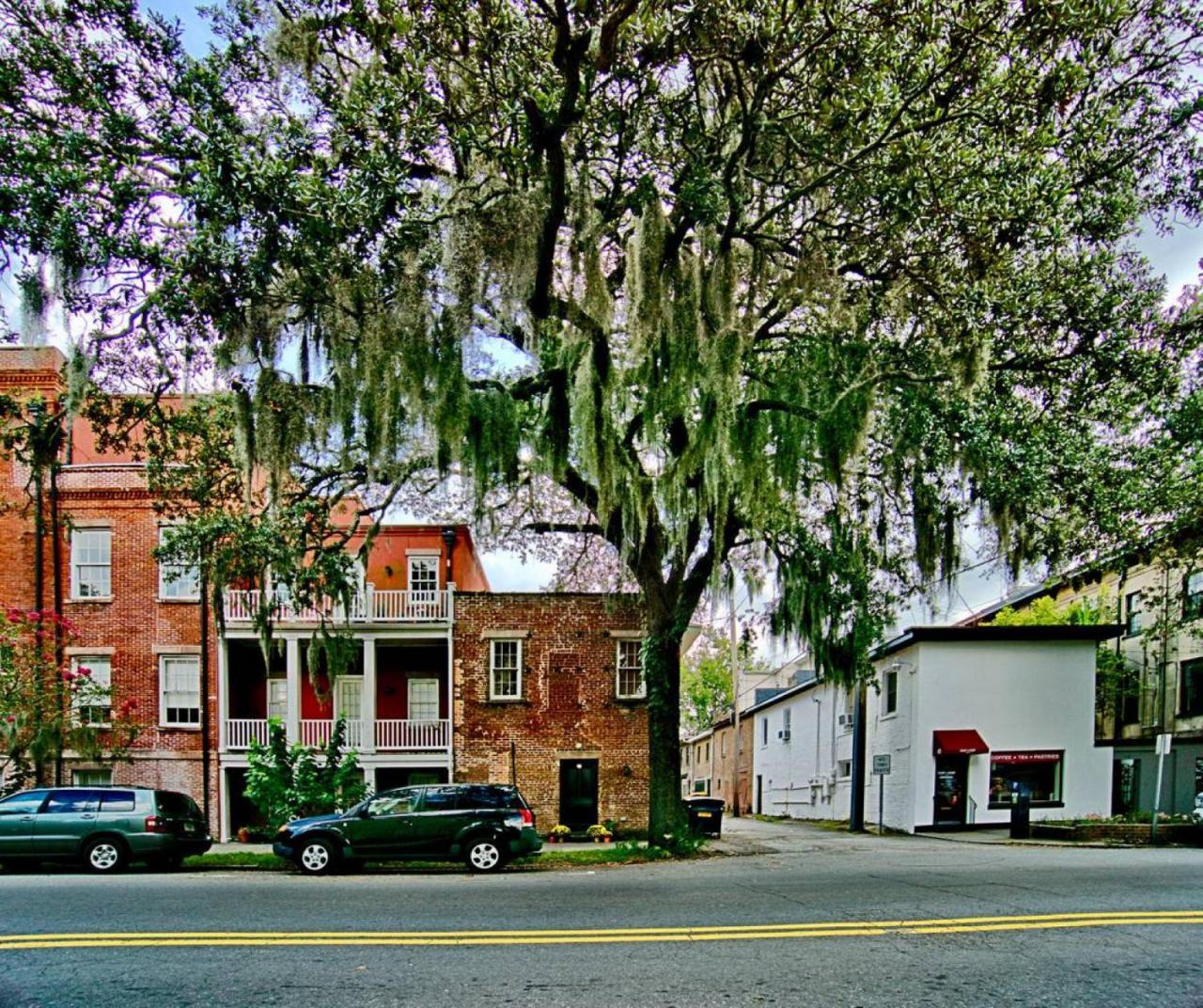 Comfy Carriage House Steps From The River Savannah Bagian luar foto