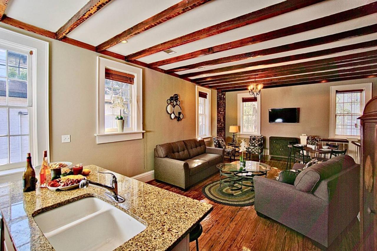 Comfy Carriage House Steps From The River Savannah Bagian luar foto